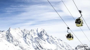 Coronavirus, follia della Francia: "Venite qui a sciare", emergenza in Valle d'Aosta