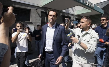 https://media.liberoquotidiano.it/ha-waXABEknFJrnW1Ry-gdZh0W484XiLOhd1v-isxgg/width:800/quality:90/aW1hZ2VzLzIwMjYvMDUvMDIvMDcxNTQyMzcwLWNkNGE2MGFjLWNhMjAtNDcwNC1hNWQxLWIyMzdjMjE2MjJiMy5qcGc.webp