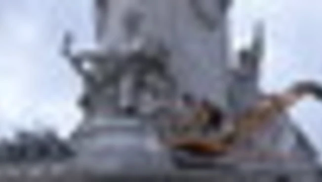 A Parigi dopo i disordini e il caos si puliscono strade e statue