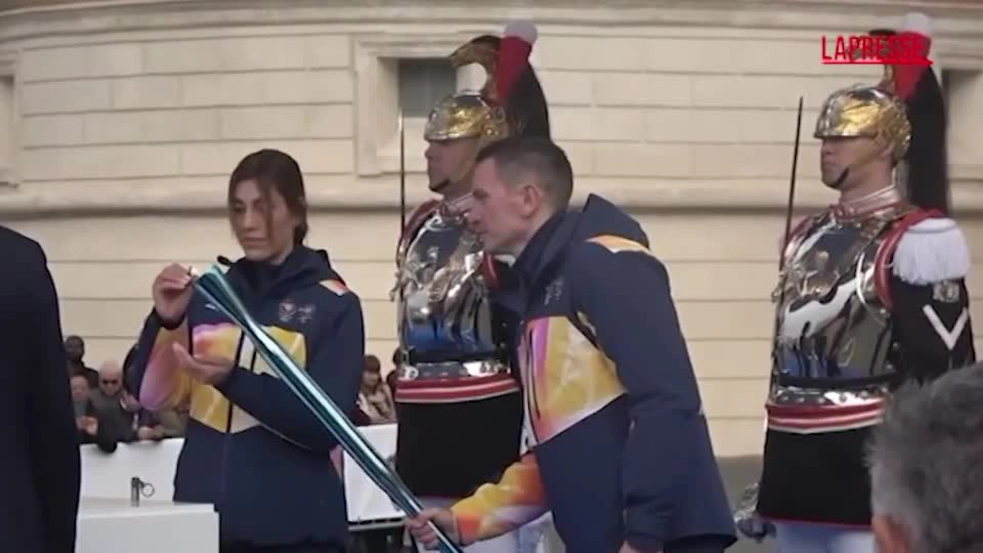 Milano-Cortina 2026, Mattarella accende il braciere celebrativo: le immagini dal Quirinale