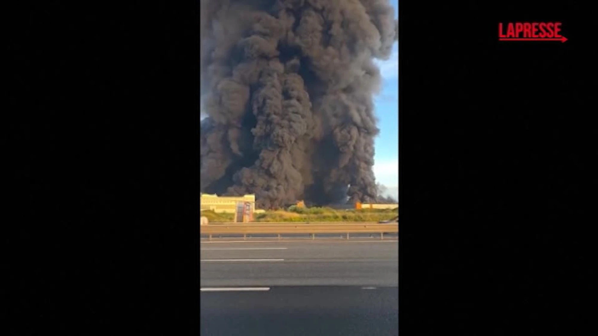 Russia, droni ucraini su San Pietroburgo: magazzino in fiamme e 3 feriti