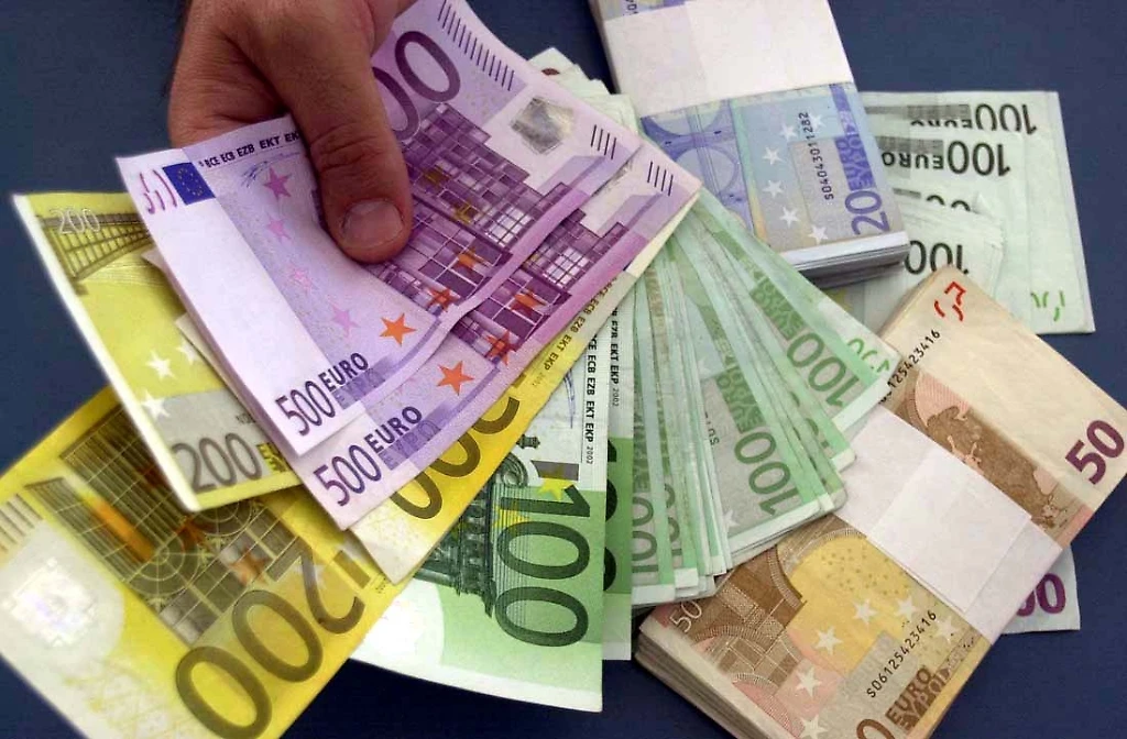 Allarme Bce: aumentate le banconote false da 20 e 50 euro. Le dritte: ecco come riconoscerle