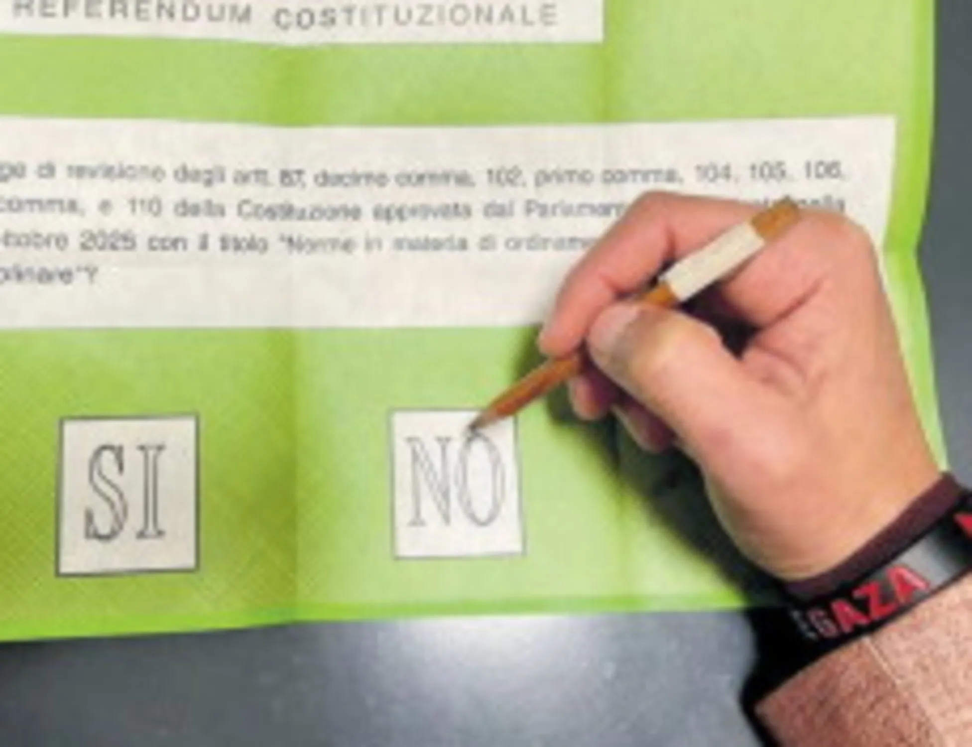 Sfregio dell'imam, la foto dal seggio. FdI: "Un fatto gravissimo"