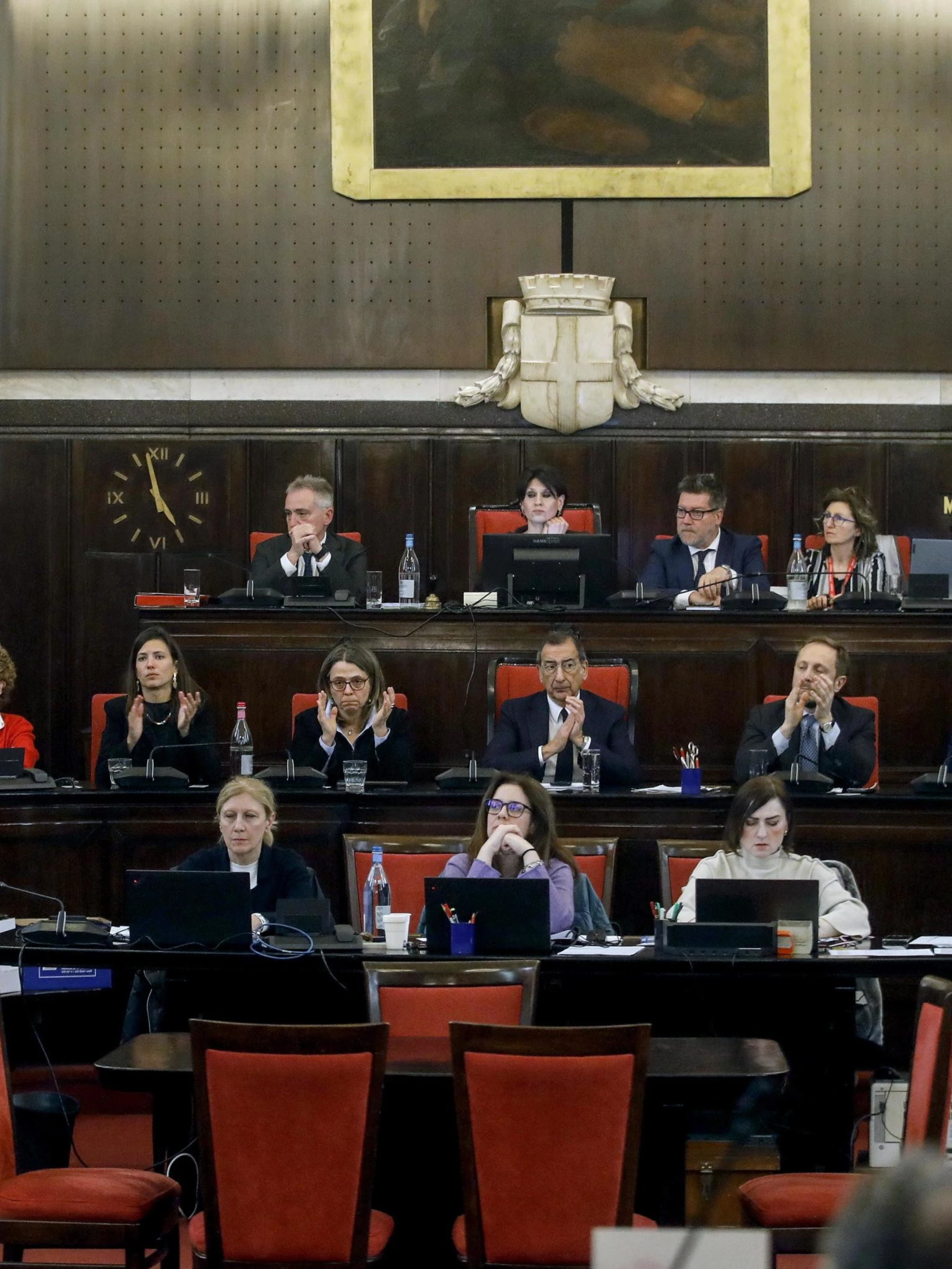 "Fascisti al governo": esplode il caos in Aula a Milano