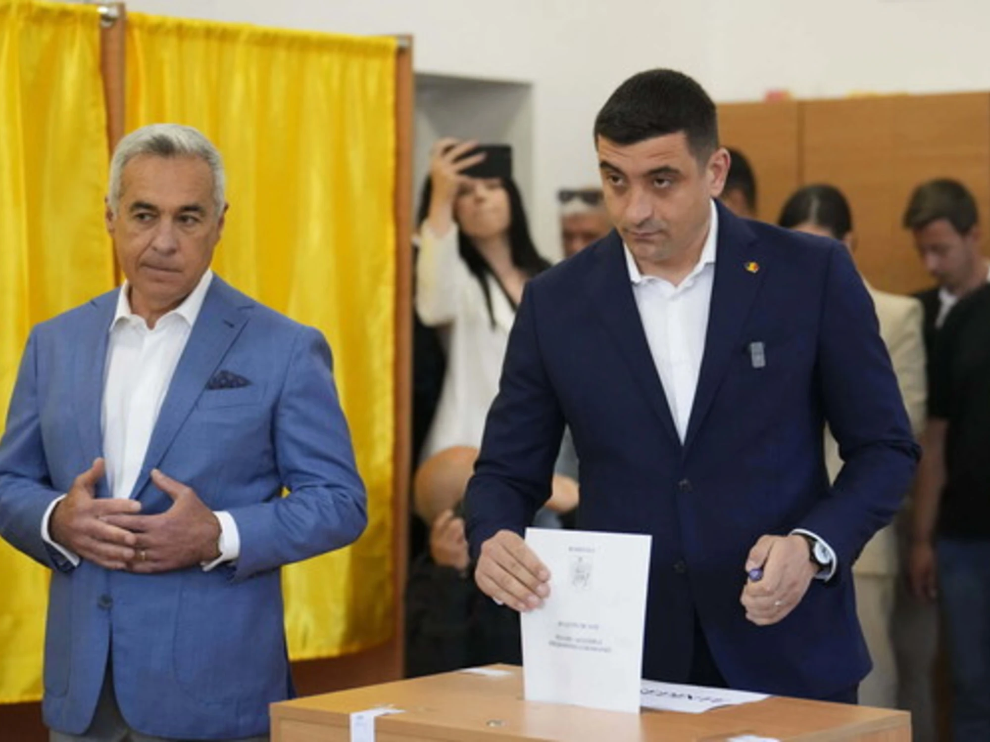 Romania, Georgescu al seggio con Simion: bordata alla Ue