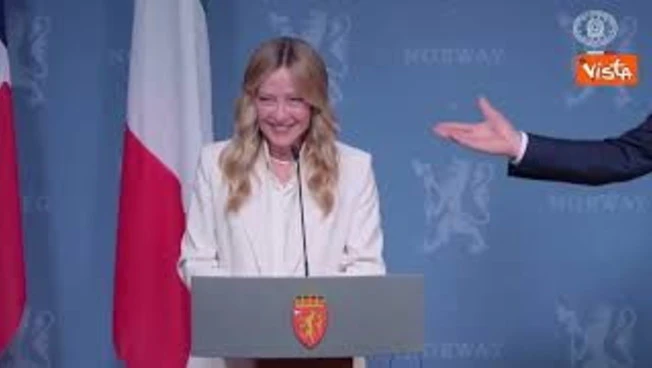 "Fate una domanda anche al Primo ministro Store", Meloni scherza con i cronisti a Oslo