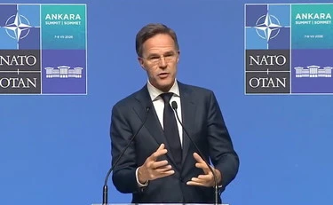 Mark Rutte umiliato dal giornalista: "Seduto e muto di fianco a Trump. E la tua autostima?"