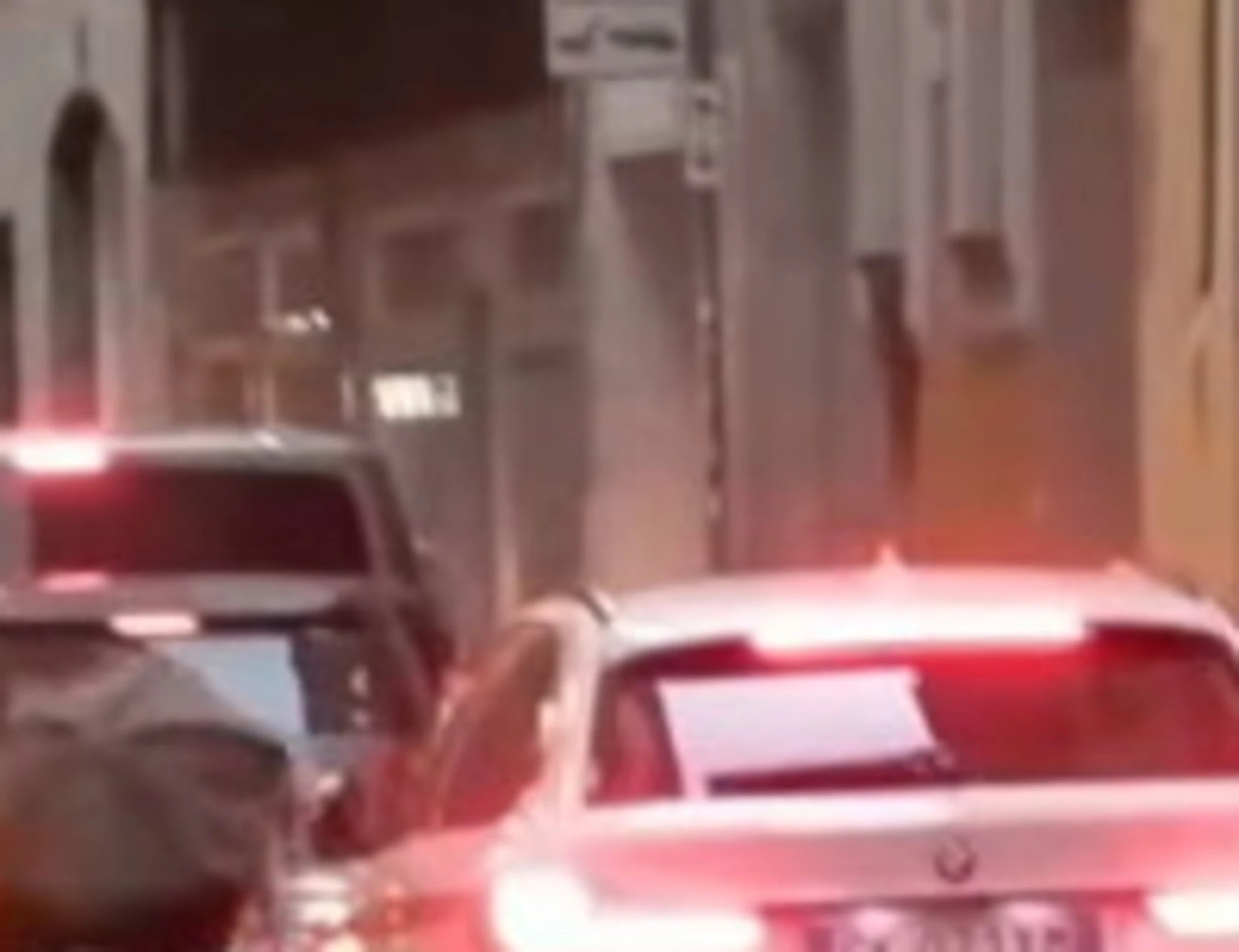 Milano, auto privata cerca di fuggire: orrore dei vandali, come la riducono (con le persone dentro)