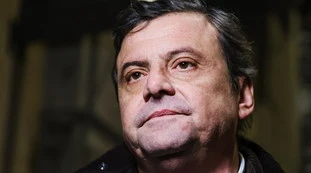 Calenda, che umiliazione: "Cambiato idea", in sole due ore...
