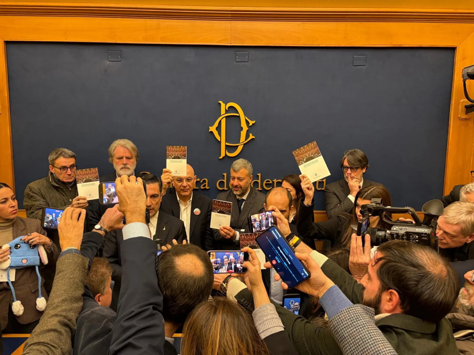 Montecitorio, sceneggiata contro CasaPound? Cala la mannaia: sospesi 32 deputati fino a 5 giorni