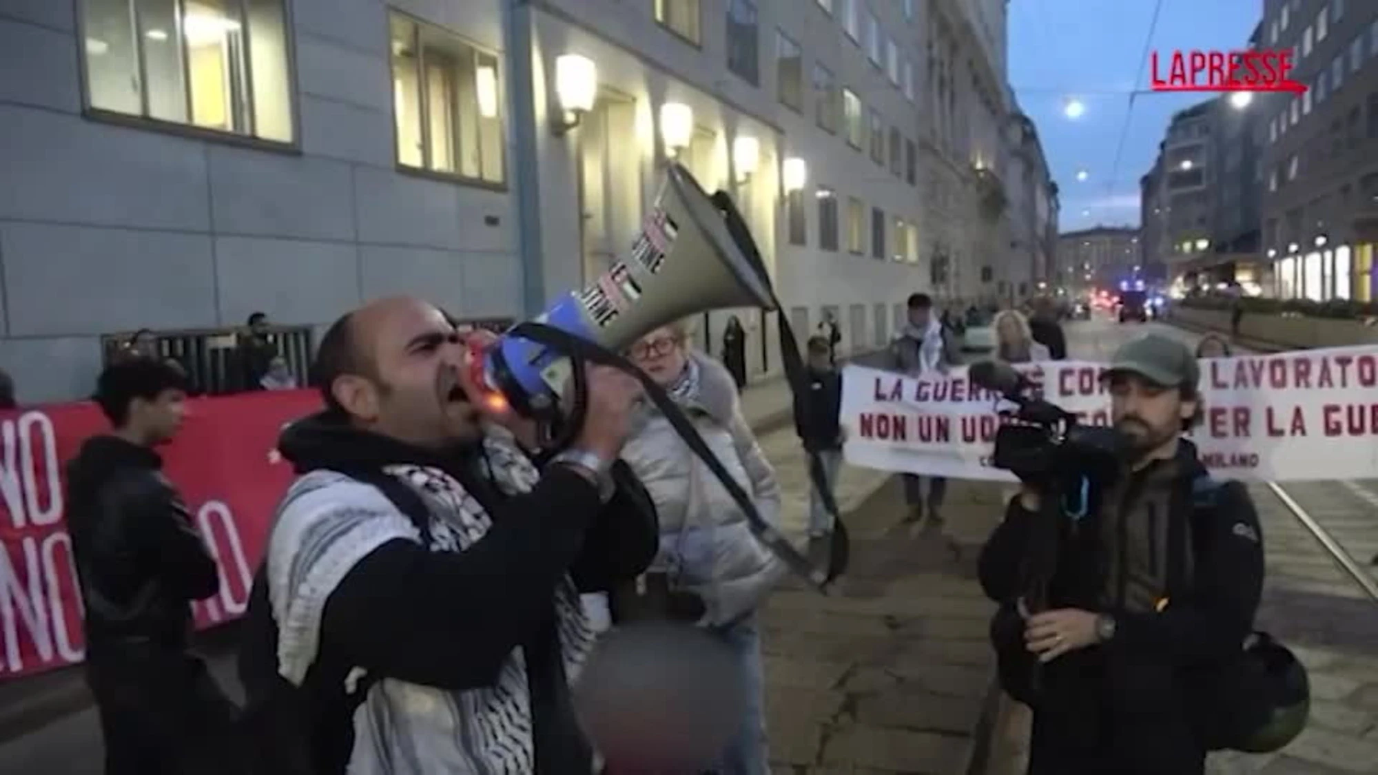 Pro Palestina a Milano, presidio davanti al consolato americano