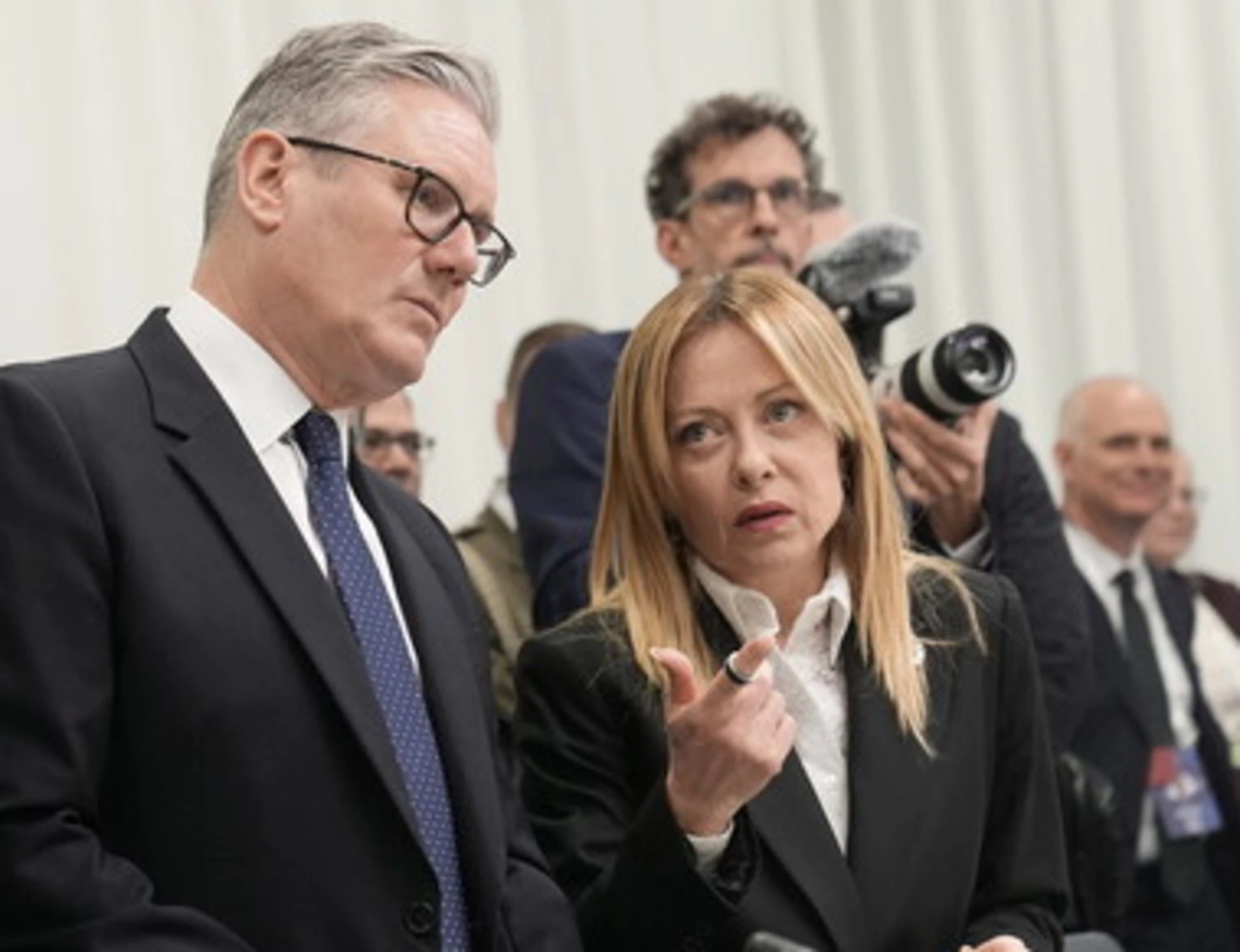 Giorgia Meloni a Erevan, "l'immigrazione fuori controllo incide sulla democrazia"
