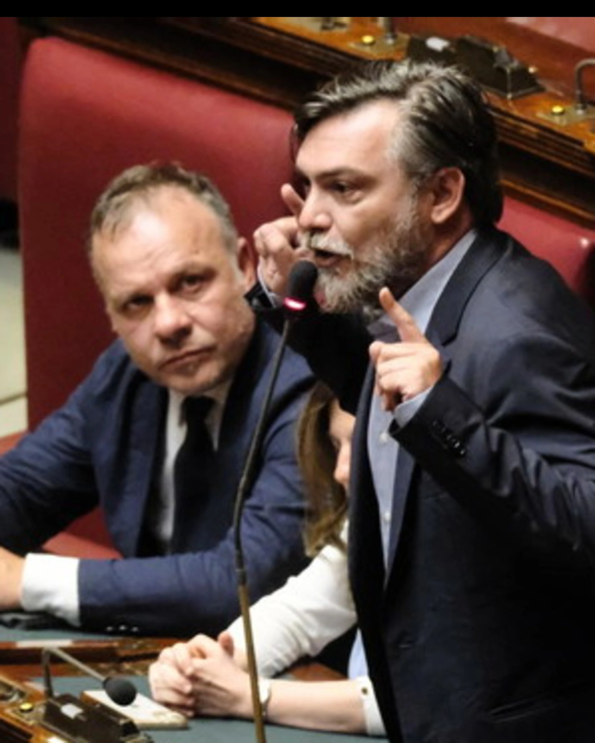 Gaza, la pace fa rosicare la sinistra: "Genocidio!". Insulti al governo e caos in aula