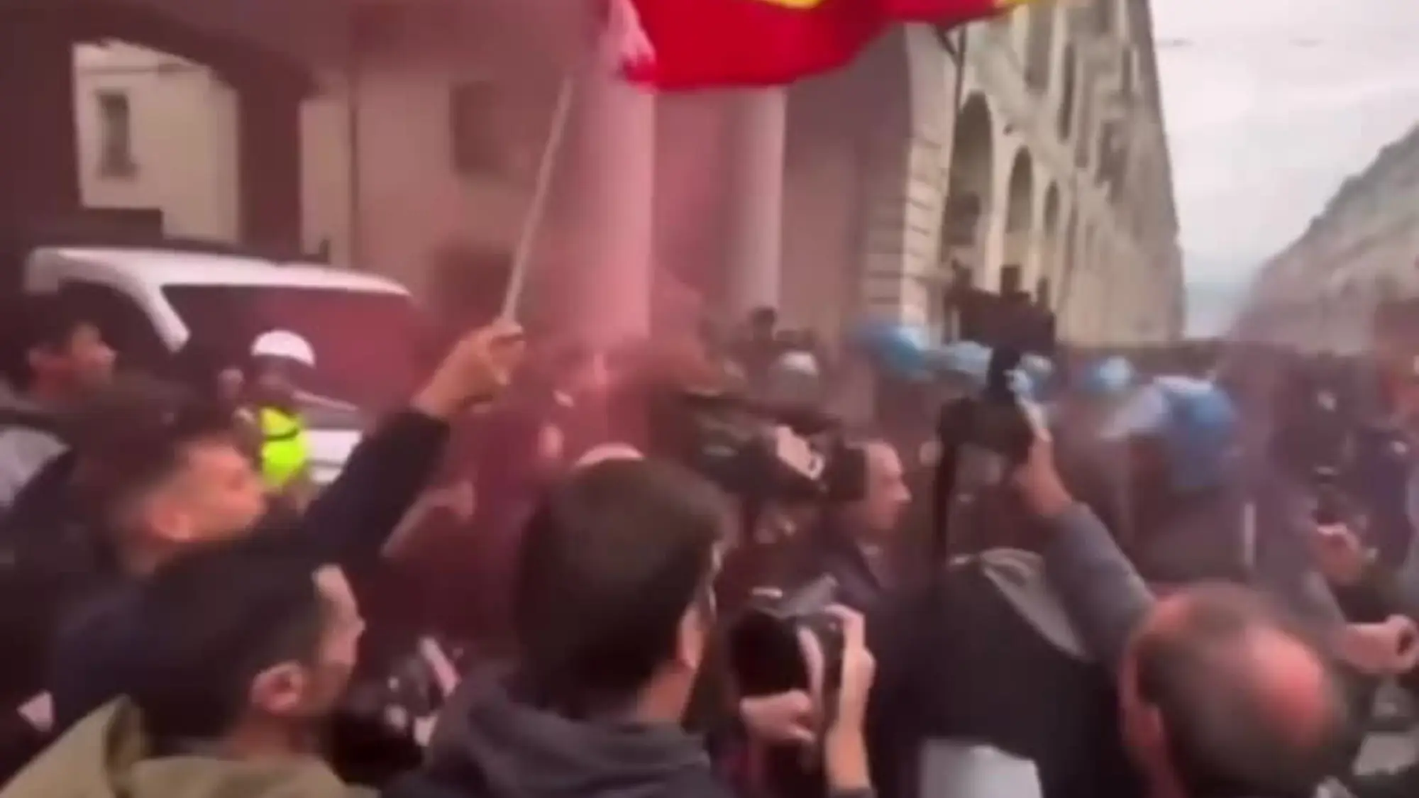 Torino, Grimaldi in piazza con i manifestanti: "Perché indosso una felpa nera"