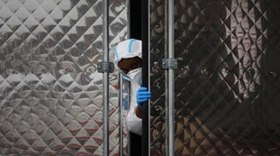 Coronavirus, choc negli Stati Uniti: trovato un camion refrigerato pieno zeppo di cadaveri 