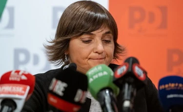 Debora Serracchiani, fango e insulti ai carabinieri: "Ci sono dietro loro?"