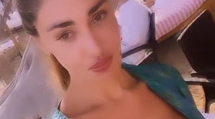Belen Rodriguez, provocazione in bikini: lingua di fuori e si abbassa l'inquadratura "pericolosamente"