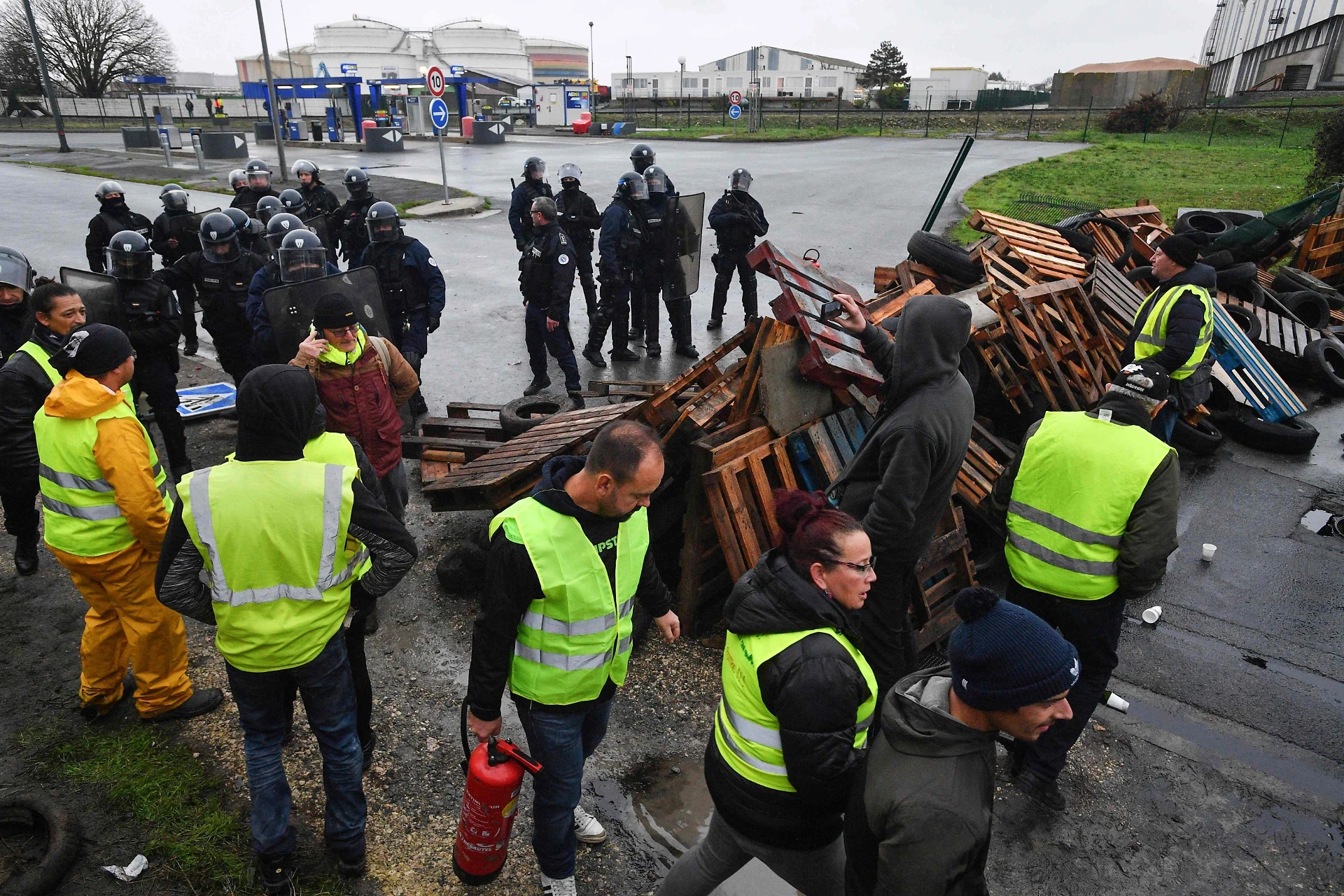 Gilet gialli, a Torino il primo corteo accanto ai No Tav: arriva il contagio anche in Italia