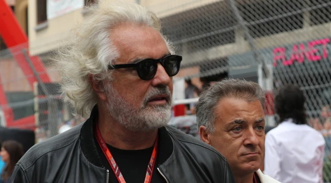 Hamilton in Ferrari? Flavio Briatore: "Carlos Sainz arriverà inc*** nero ai test"