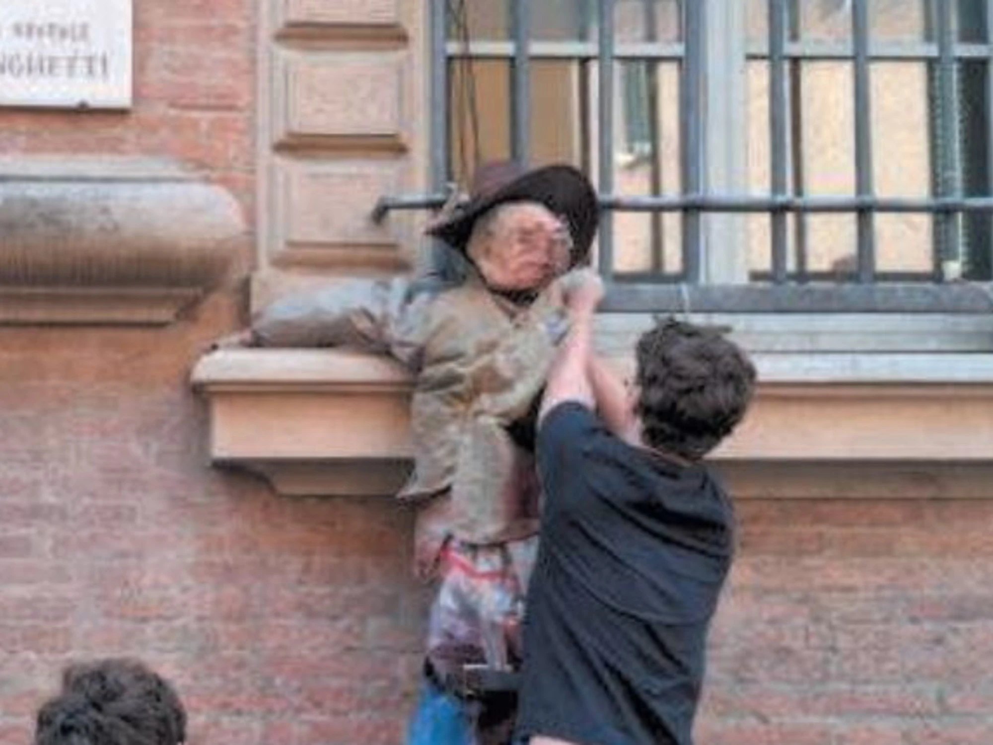 "Valditara impiccato": l'orrore a Bologna, chi c'è dietro