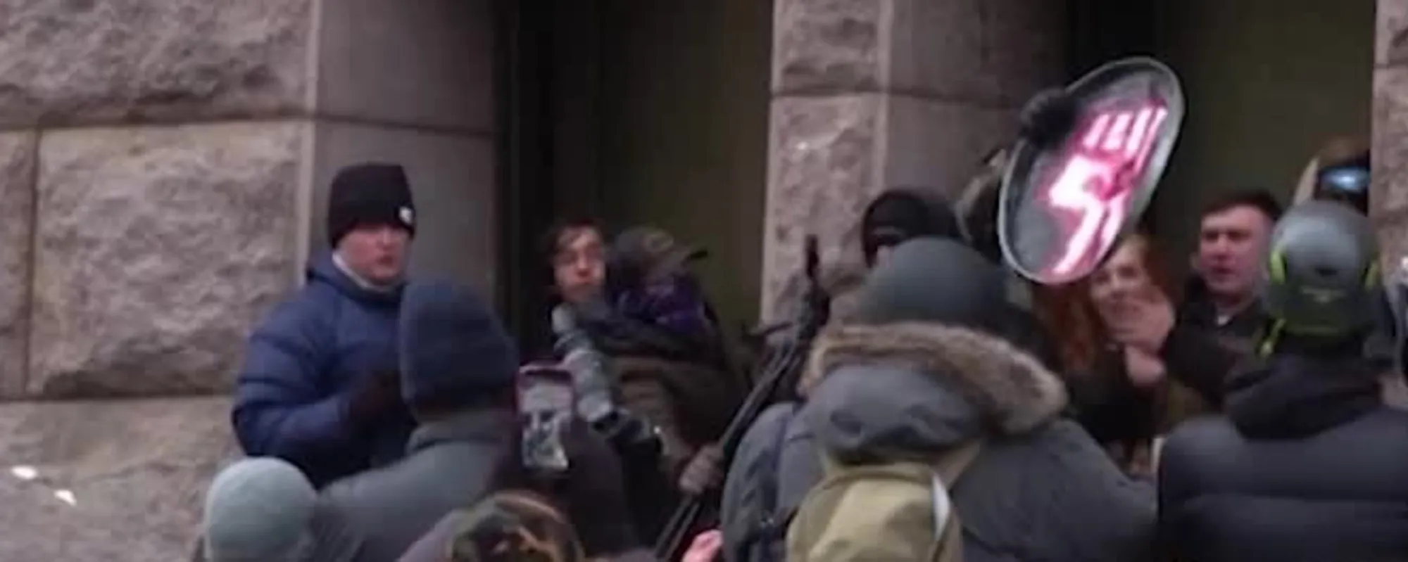 La sinistra "buona": lincia in strada quello di destra <span style="color: rgb(153, 0, 0);">Video</span>