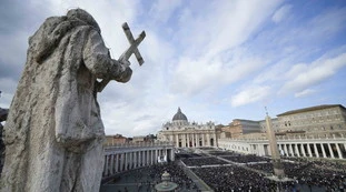 Papa Francesco, polemiche e dietrologie: fra i cardinali volano stracci
