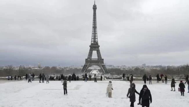 Francia, la Tour Eiffel parzialmente imbiancata