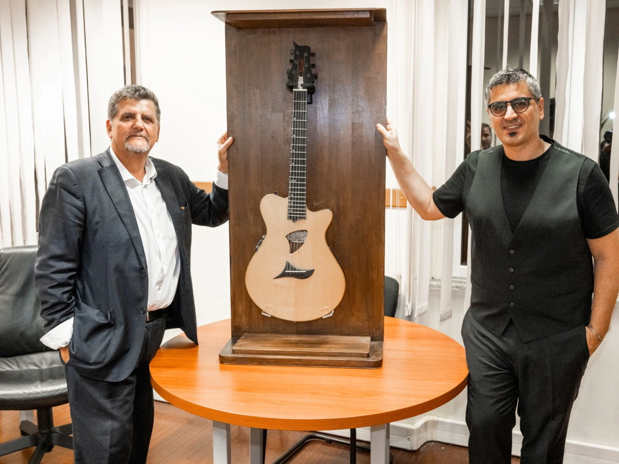 Donata a Radio 2 la chitarra dell’ultimo concerto di Pino Daniele