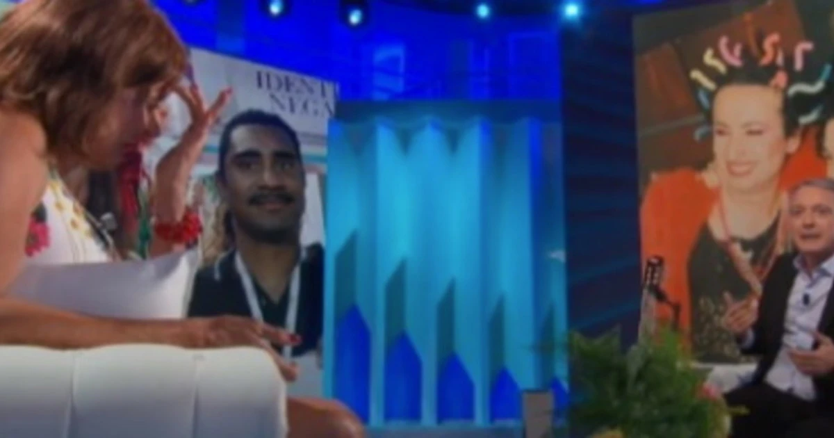 Io e Te, Pierluigi Diaco imbarazzato, a tutto schermo spunta la foto mai vista con Vladimir Luxuria: "Ma siete pazzi?"