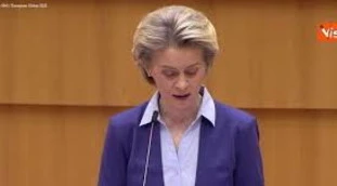 Mario Draghi a telefono con Ursula von der Leyen: "Accelerare sui vaccini". E porta avanti la "linea-Salvini" sui migranti