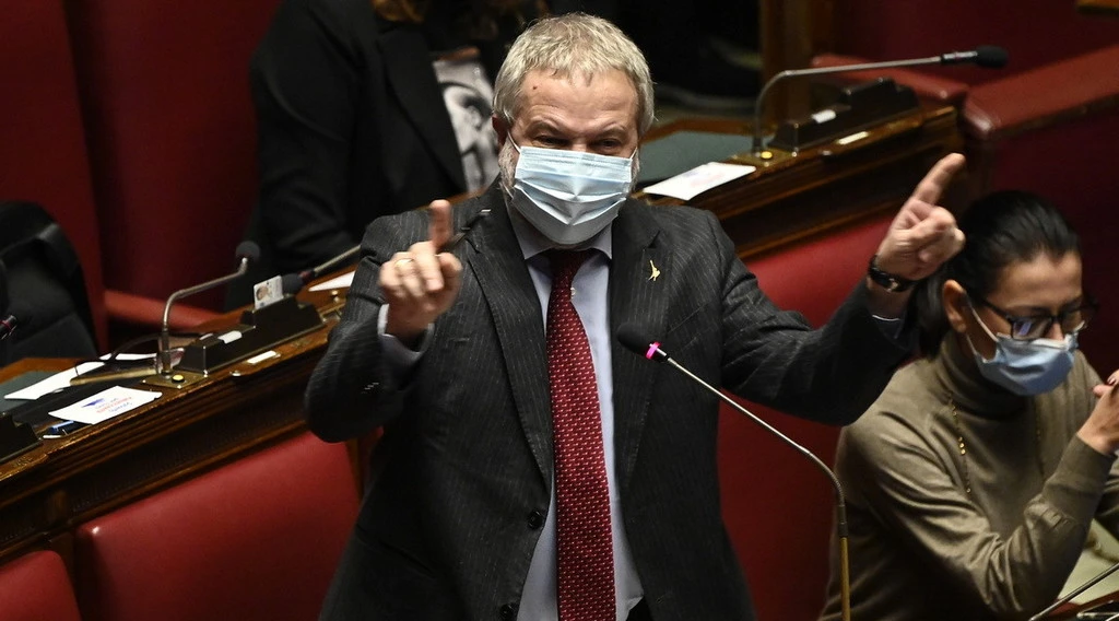Claudio Borghi contro il Quirinale: "Cancellato dal decreto il termine per il coprifuoco, così rimane fino a luglio"
