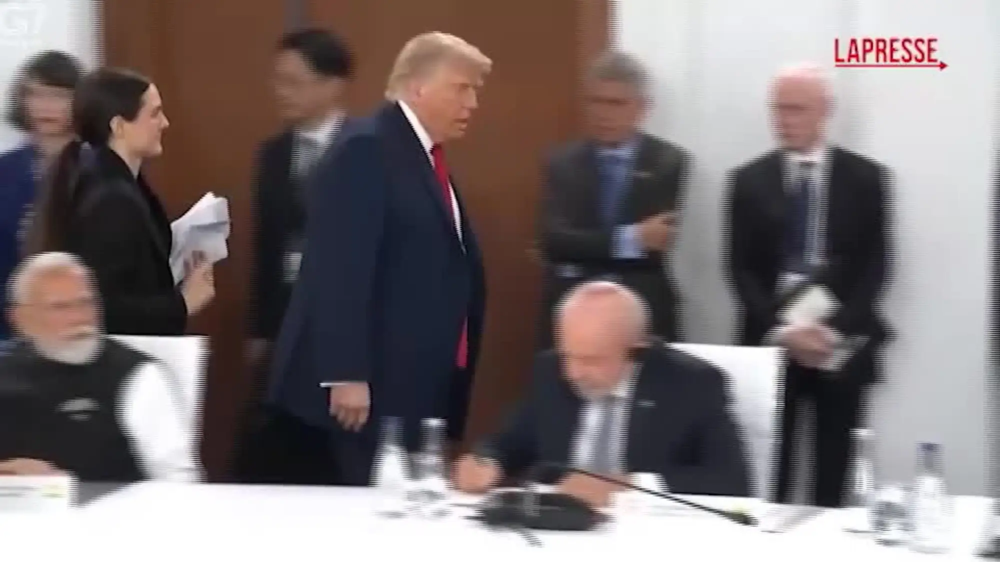 G7, Trump entra nella sala dei lavori: "I'm the boss"