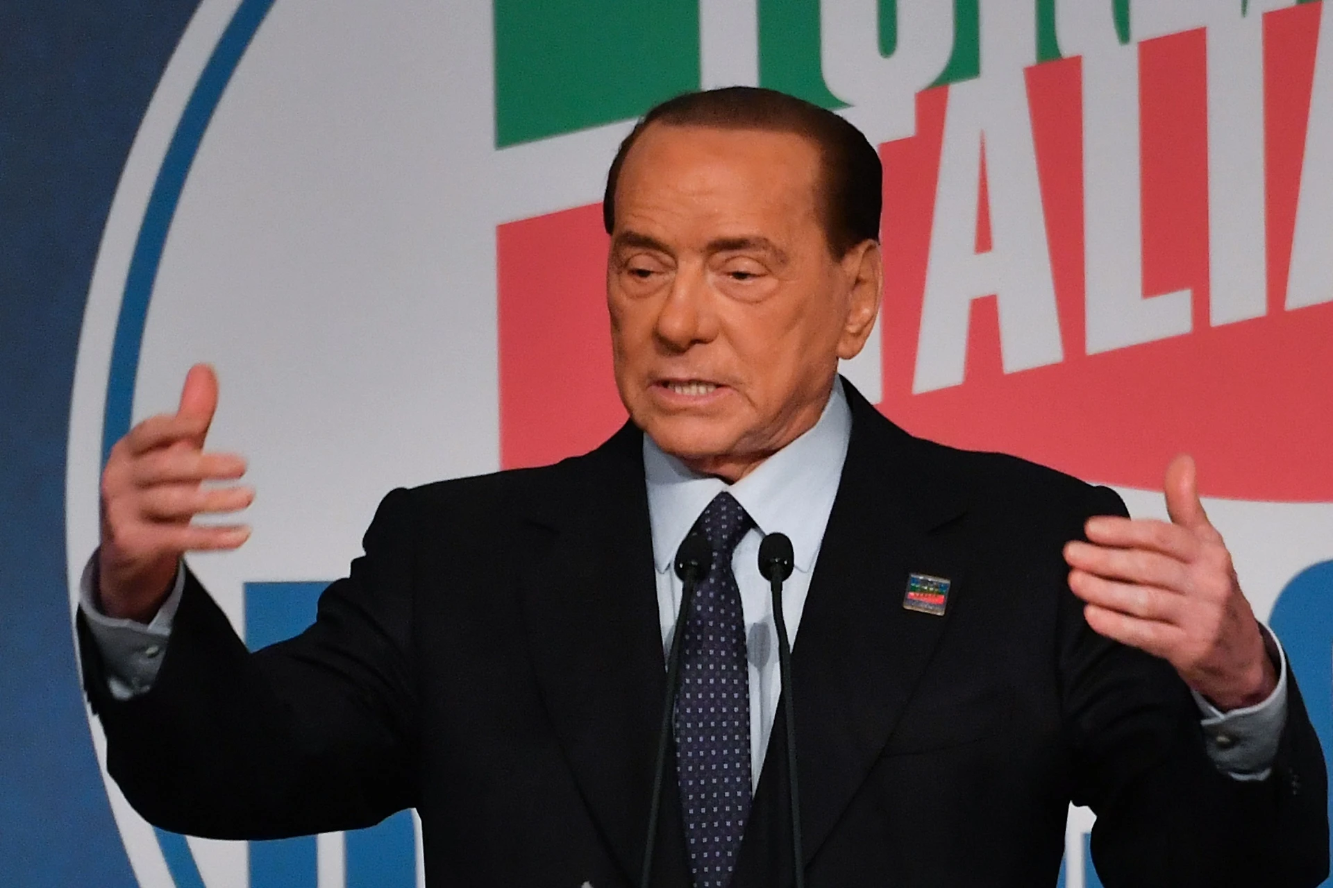 "Durati come l'uovo di Pasqua". Berlusconi, coltellata a Salvini: il durissimo sfogo con i suoi