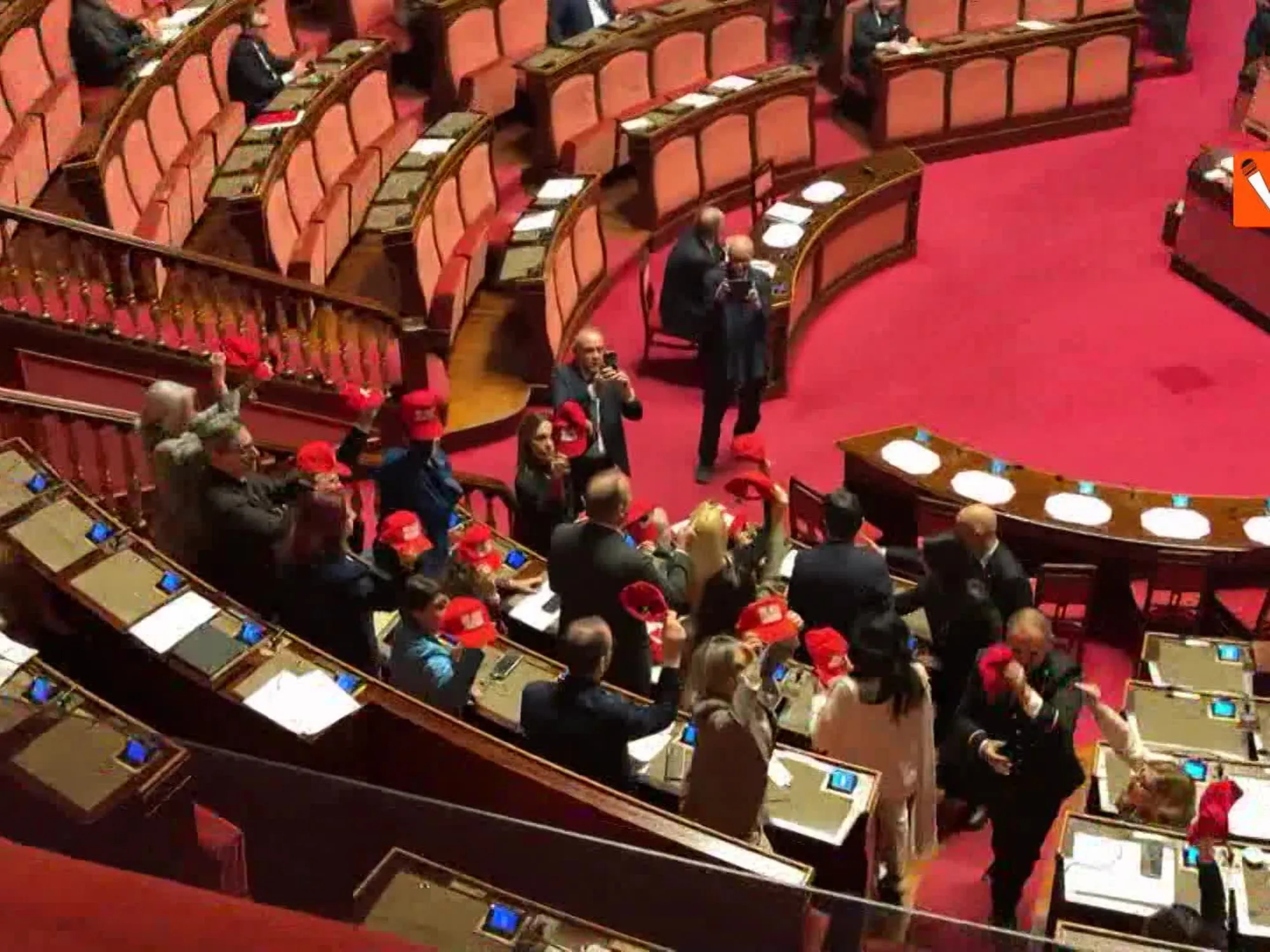 M5s, pagliacciata in aula contro il governo: occhio ai cappellini