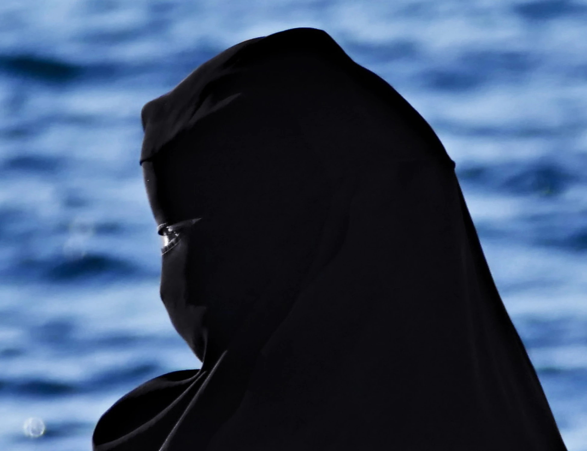 Piscine per sole islamiche, insorge FdI: "Segregazione". Rissa coi dem