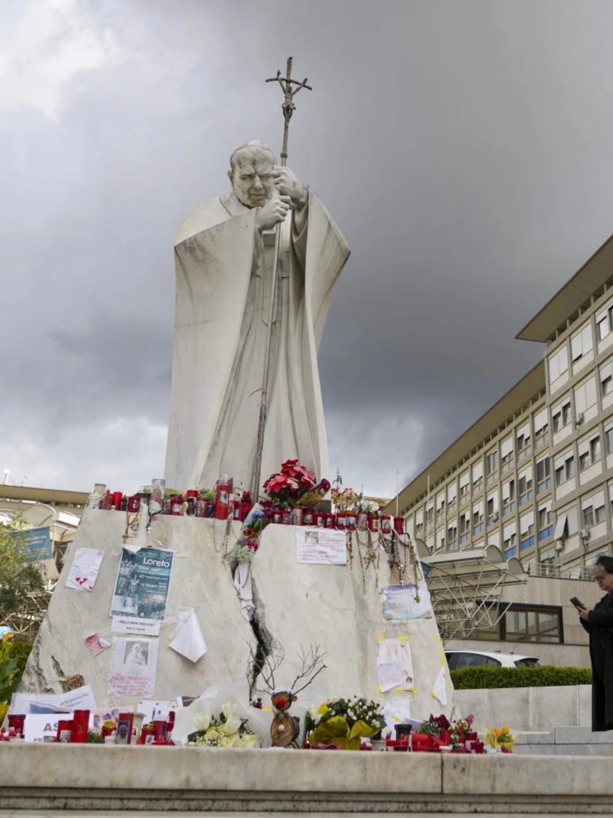 Papa Francesco, il messaggio: "Sto affrontando un periodo di prova". Le voci sul saluto al balcone