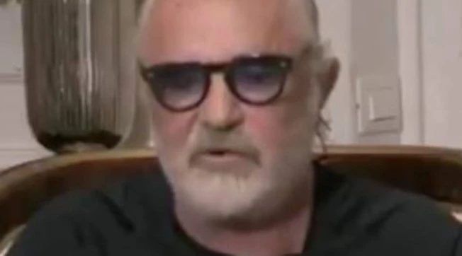 Flavio Briatore, la foto che scatena l'odio: "Tristezza, tu lavori?"