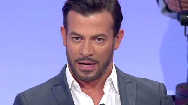 Uomini e Donne, Gianni Sperti durissimo contro Paola Barale: "Non ha senso. Vent'anni fa..."