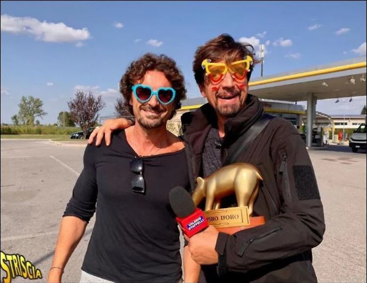 Striscia la Notizia, Valerio Staffelli infierisce su Danilo Toninelli: "Come ti hanno asfaltato?"