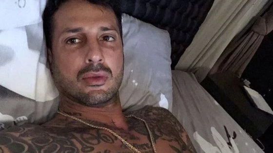 Fabrizio Corona fuori controllo: "Don Mazzi pagliaccio, Renzi peggiore di tutti"
