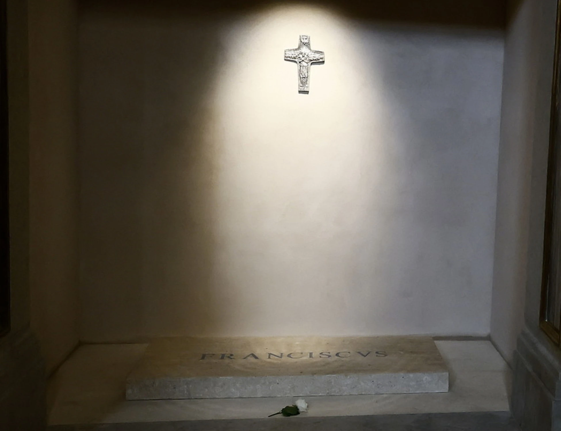 Fumata bianca, clamoroso: pochi istanti prima, vicino alla tomba di Francesco...