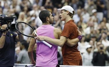 Jannik Sinner zmagal na turnirju v Pekingu, Alcaraz slavil v Tokiu