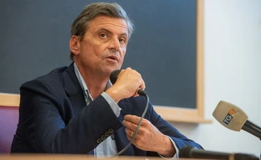 Calenda "non è mio amico": la manifestazione a Milano, subito una contestazione