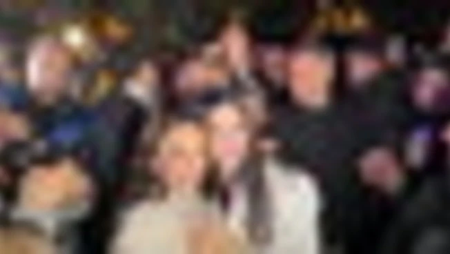 Sanremo, siparietto Pausini-Lamborghini sul red carpet: foto e saluti