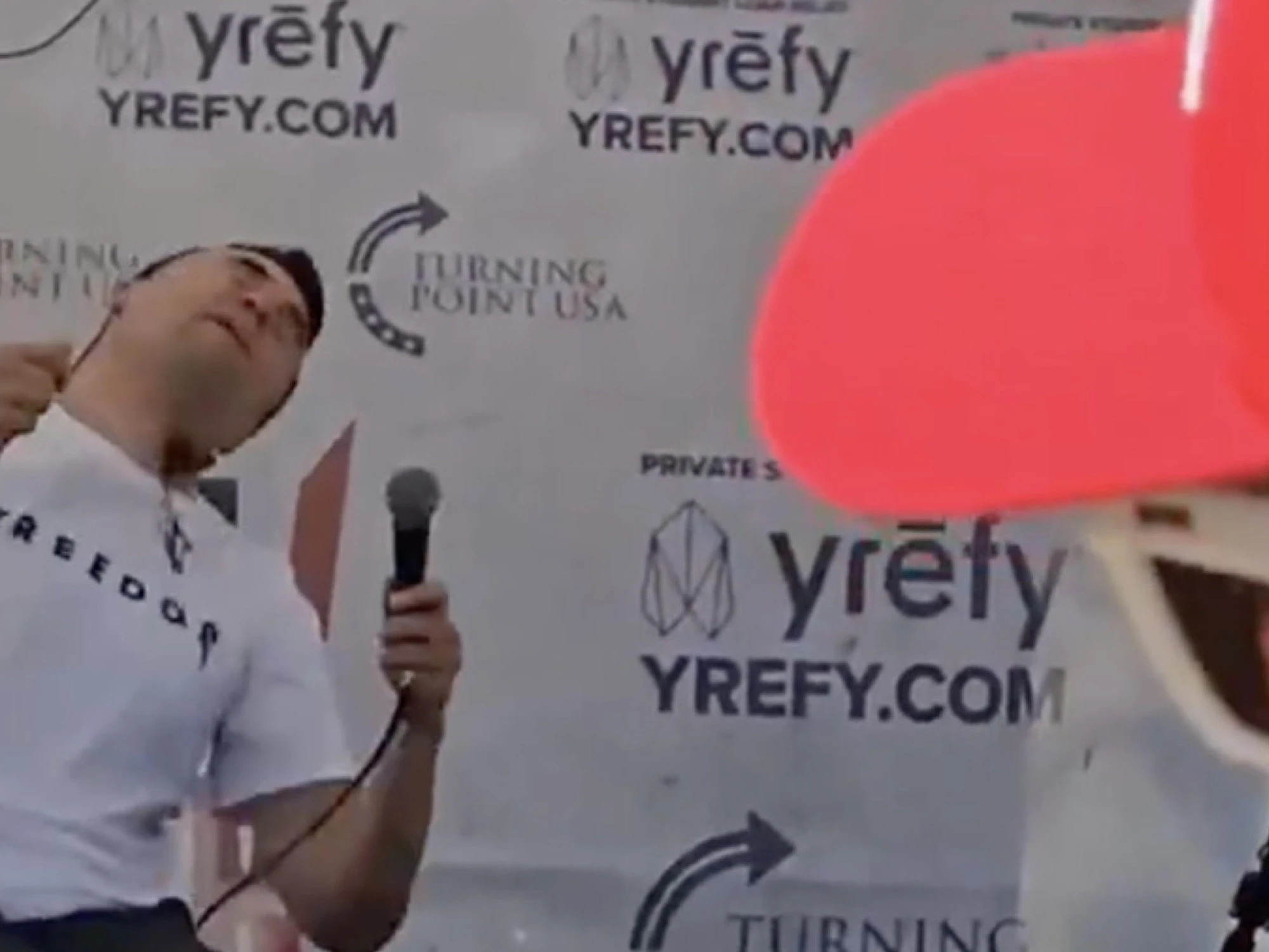 Charlie Kirk, l'orrenda teoria del complotto: "Poco prima dello sparo..."