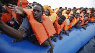 Immigrazione, il sistema della Grecia: "Li mette sui gommoni e li abbandona in mare", l'inchiesta del NY Times