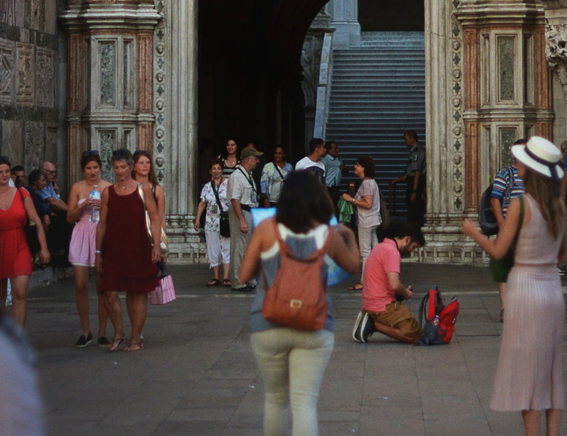 Venezia, "pickpocket!": scambiata per borseggiatrice e linciata in strada