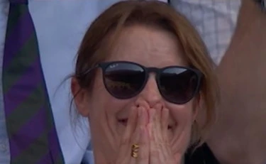 Cobolli-Frey, esplode il caso-champagne a Wimbledon: partita interrotta