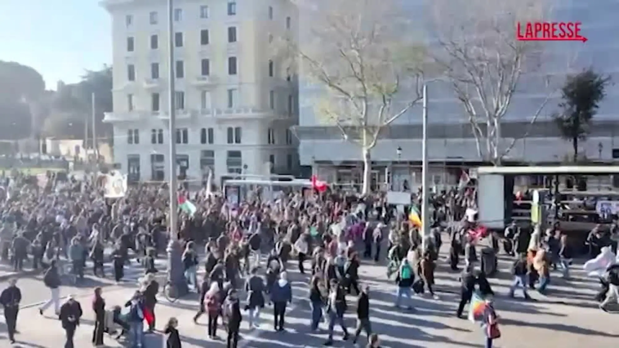 No Kings, a Roma il corteo da San Giovanni devia il percorso verso il Verano