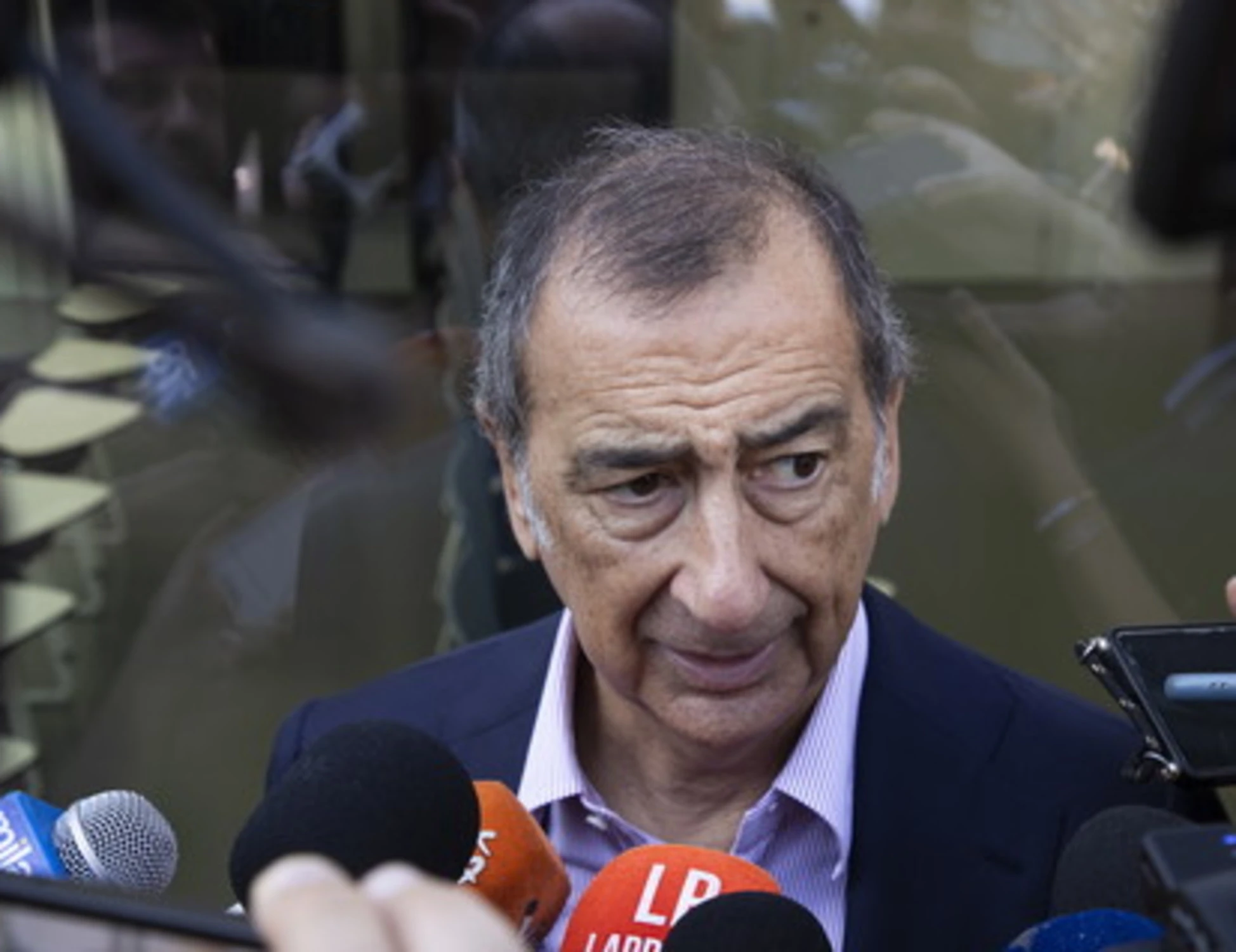 Beppe Sala si rimangia la parola e si incolla alla poltrona